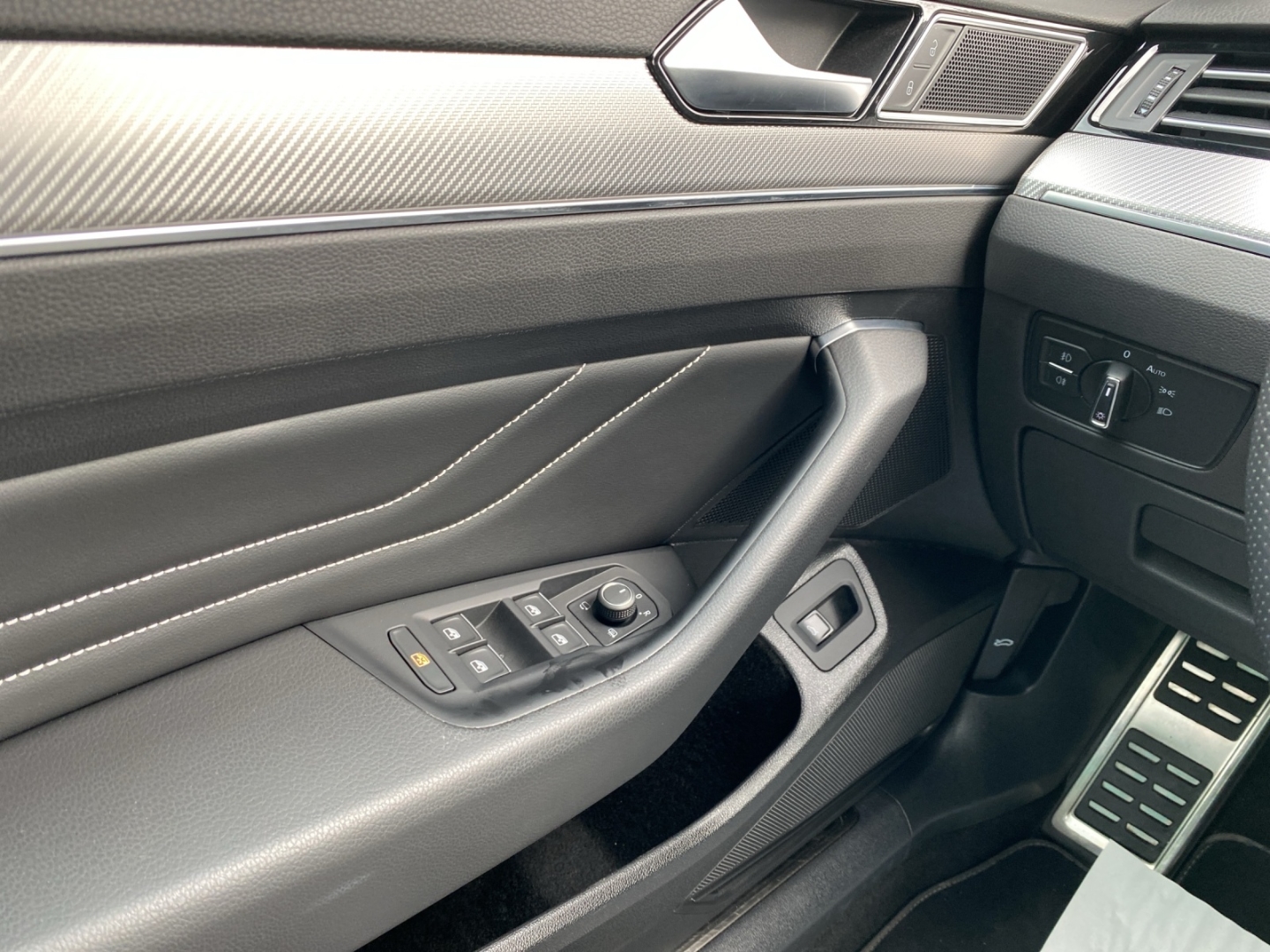 Passat Variant Elegance 1.5 TSI OPF 110 kW 7-Gang-DSG AHZV IQ-Light Navi Digital Cockpit R-Line