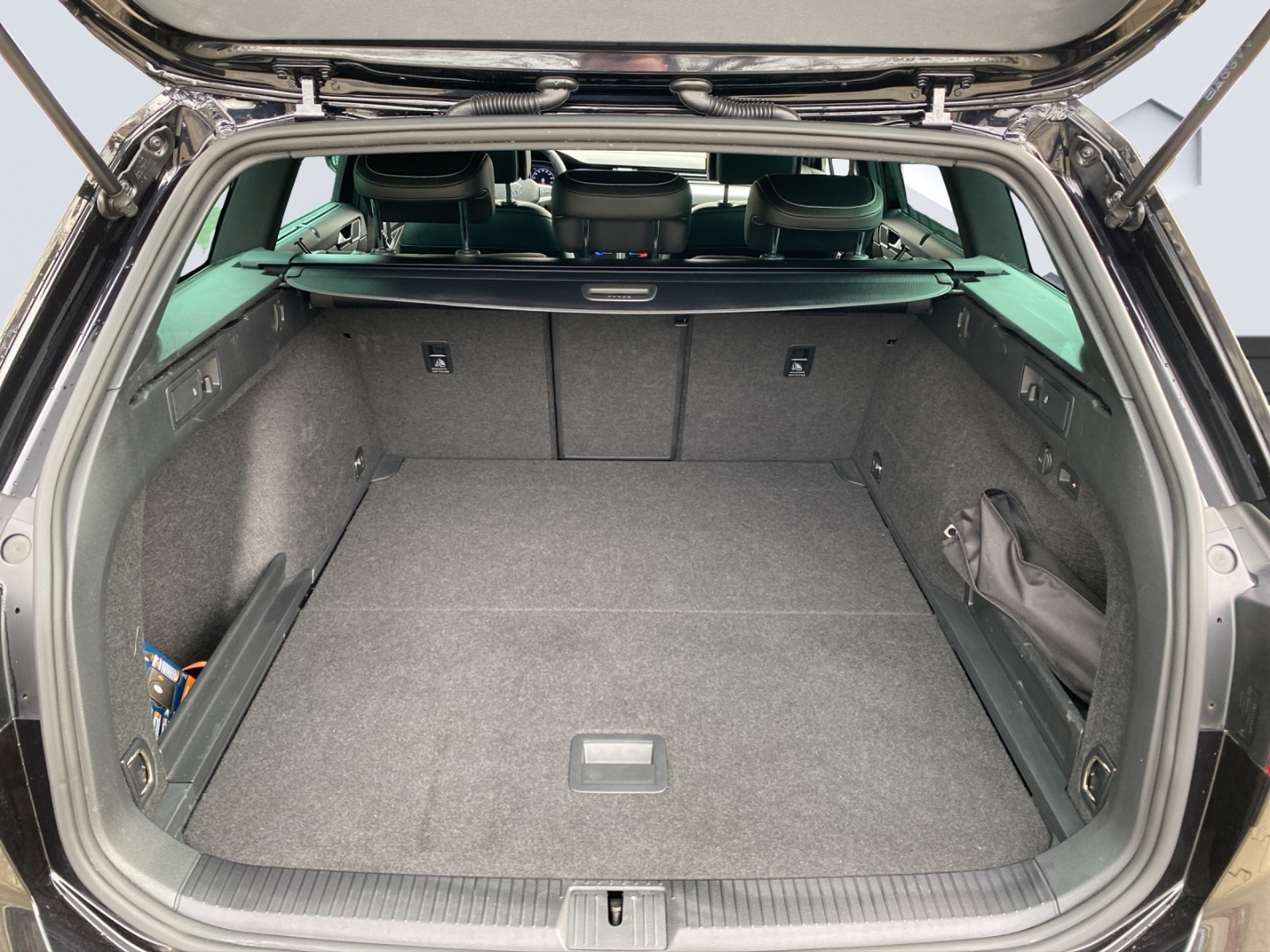 Passat Variant Elegance 1.5 TSI OPF 110 kW 7-Gang-DSG AHZV IQ-Light Navi Digital Cockpit R-Line