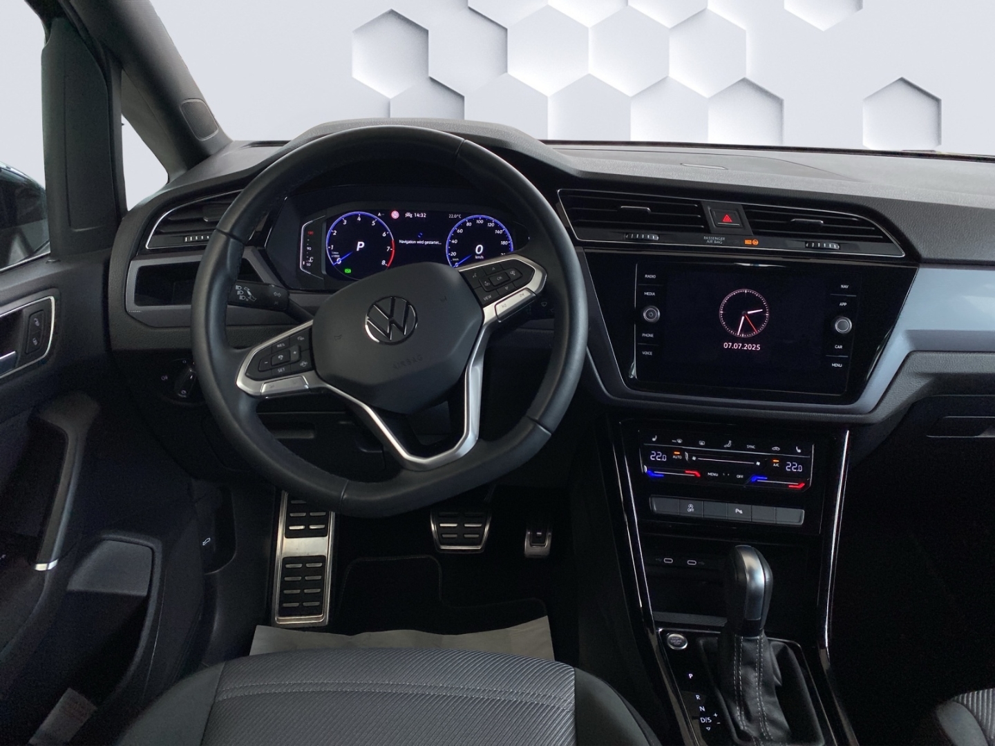 Touran Highline R-Line 1.5TSi DSG 110kW AHZV LED AppConnect PDC Rückfahrkamera