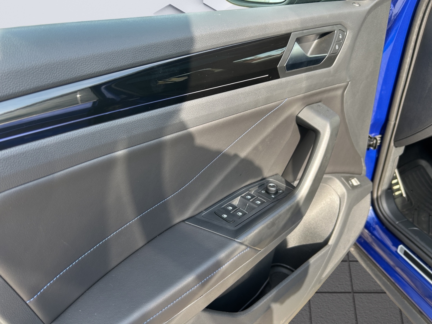 T-Roc R 2.0l TSI 4MOTION DSG El. Panodach Navi Leder AD AHK-abnehmbar Digitales Cockpit