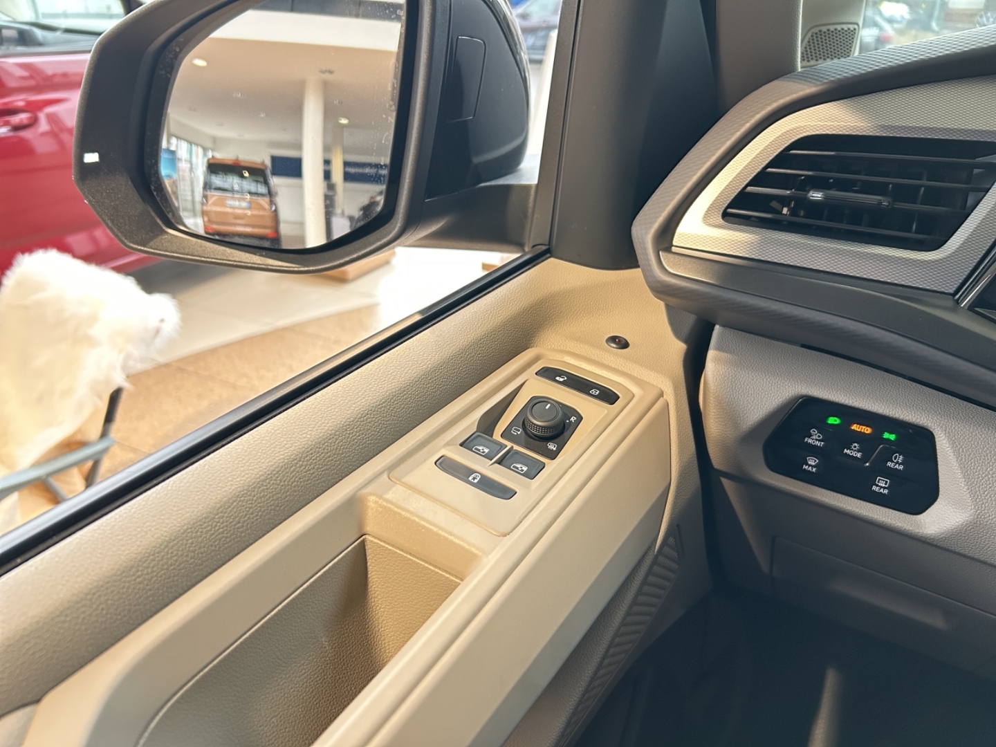 T7 California Beach Tour 2,0l TSI DSG StandHZG AHK Navi Klimaautom SHZ Keyless Verkehrszeichenerk.