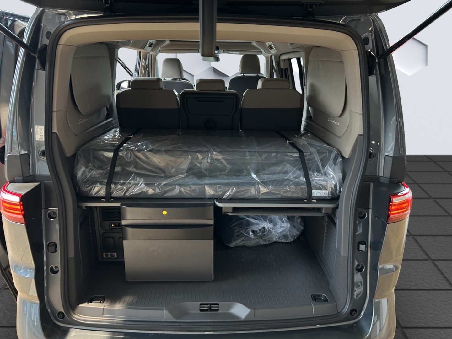 T7 California Beach Tour 2,0l TSI DSG StandHZG AHK Navi Klimaautom SHZ Keyless Verkehrszeichenerk.