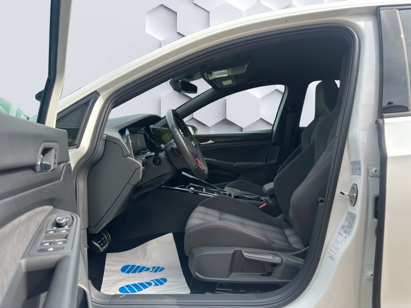 Golf GTI 2.0 TSI DSG 180kW LED AHZV Sitzheizung App-Connect