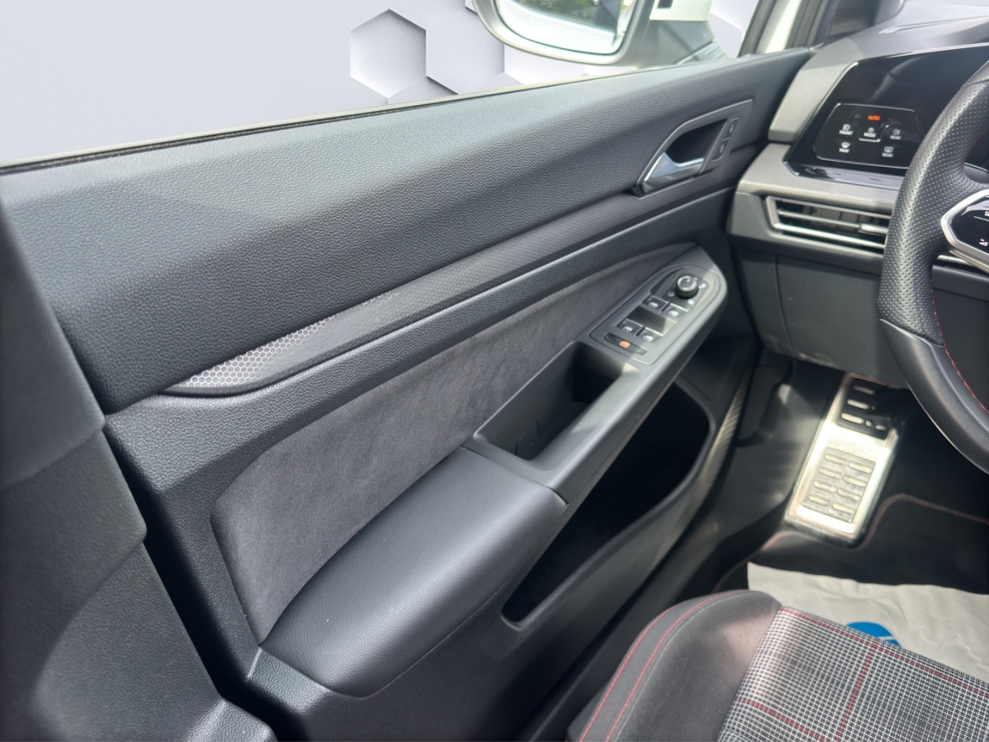 Golf GTI 2.0 TSI DSG 180kW LED AHZV Sitzheizung App-Connect