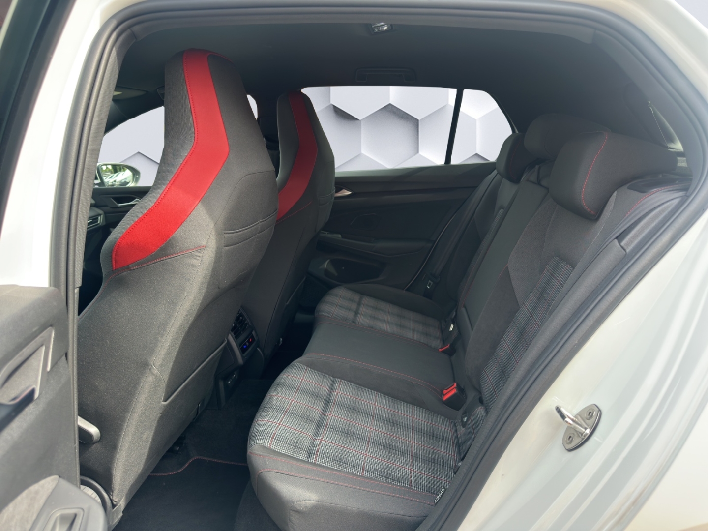 Golf GTI 2.0 TSI DSG 180kW LED AHZV Sitzheizung App-Connect