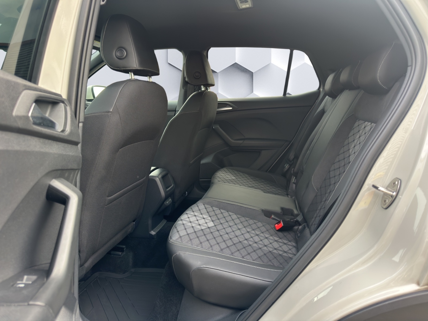 T-Cross R-Line 1.5 l TSI 110 kW DSG AHZV LED GJR PDC ACC Rückfahrkamera Sitzheizung