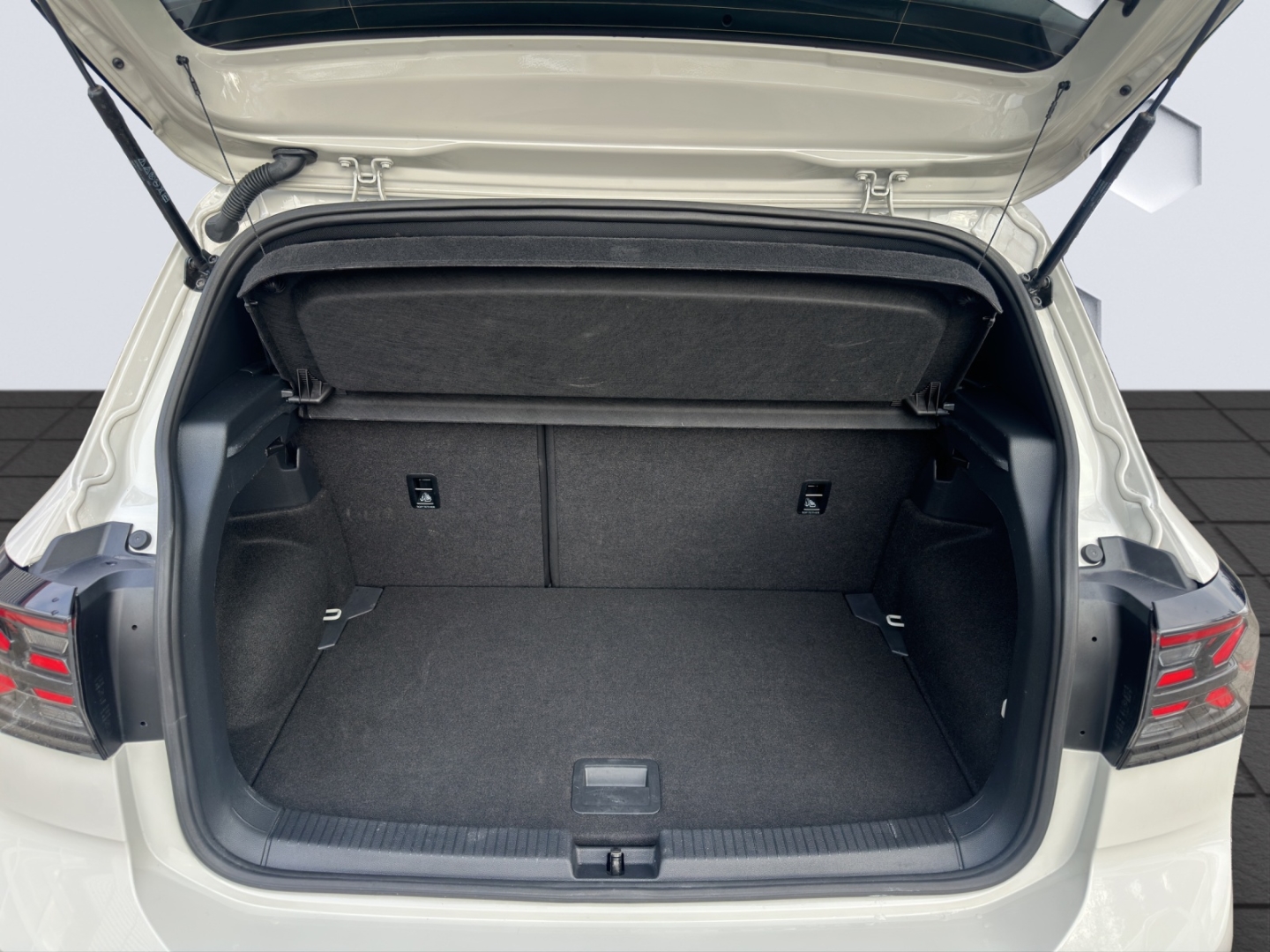 T-Cross R-Line 1.5 l TSI 110 kW DSG AHZV LED GJR PDC ACC Rückfahrkamera Sitzheizung