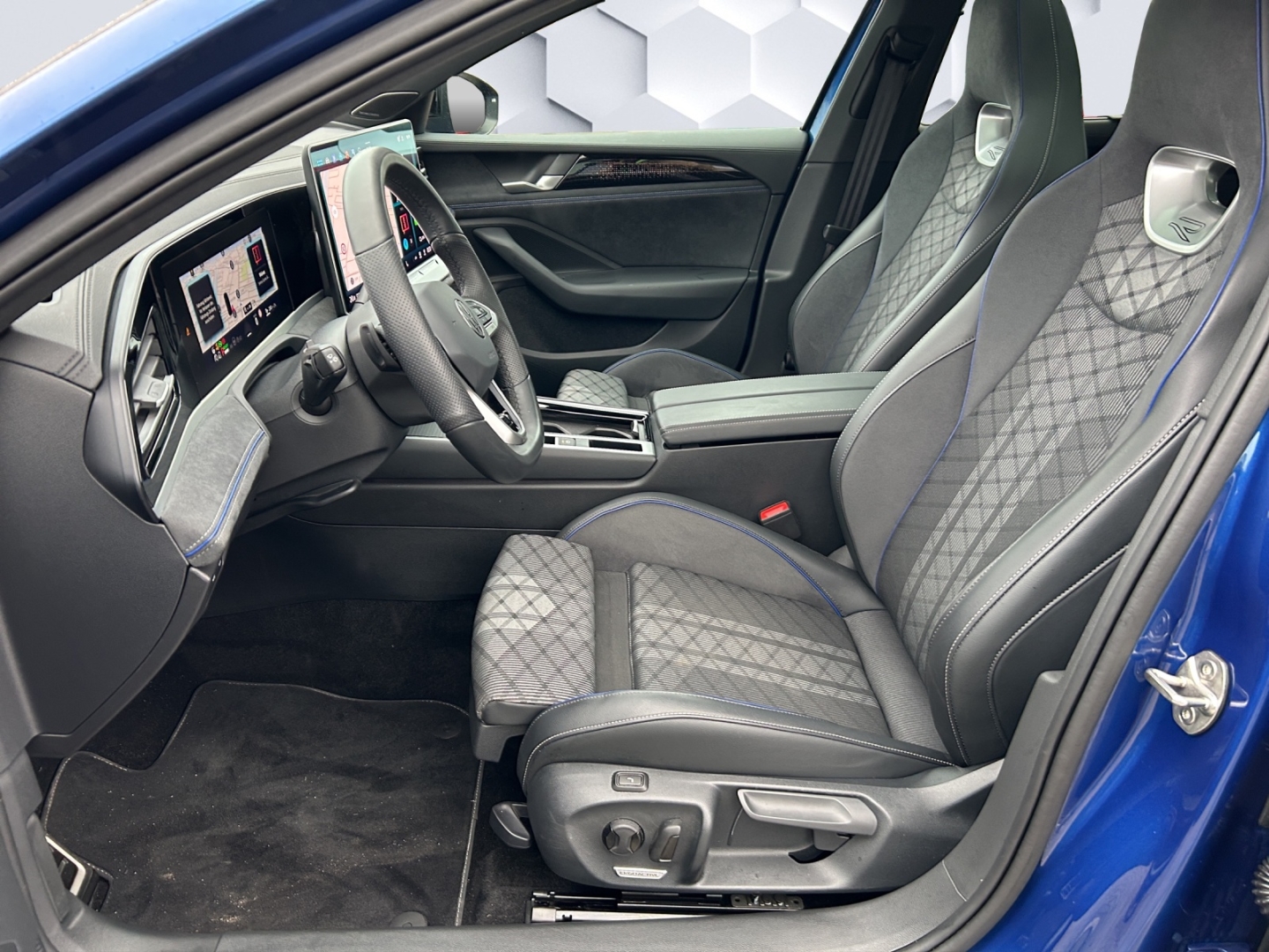 Passat Variant R-Line 1,5 l eHybrid OPF 130 kW (177 PS  AHZV MatixLED PanoDach HuD ACC 360°Kamera