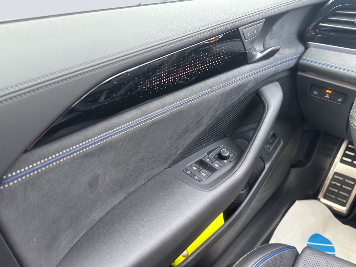 Passat Variant 2.0TSI 195kW 4M DSG R-Line AHZV MatrixLED HuD ACC 360°Kamera ParkAssist Standheizung