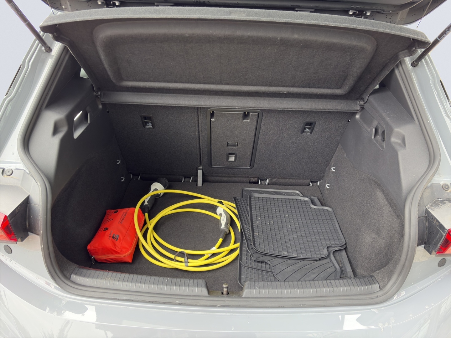 Born 150kW LED ACC 360°Kamera ParkLenkAssist Sitzheizung