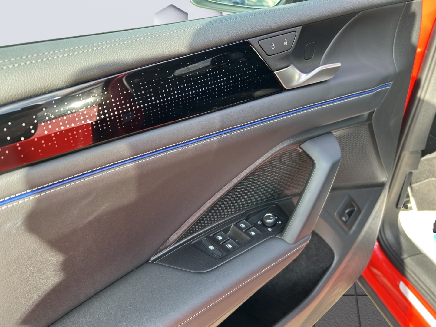 Tiguan 2.0 TDI 110 kW R-Line 2.0TDI 110kW AHZV MatrixLED PanoDach HuD ACC 360°Kamera Standheizung