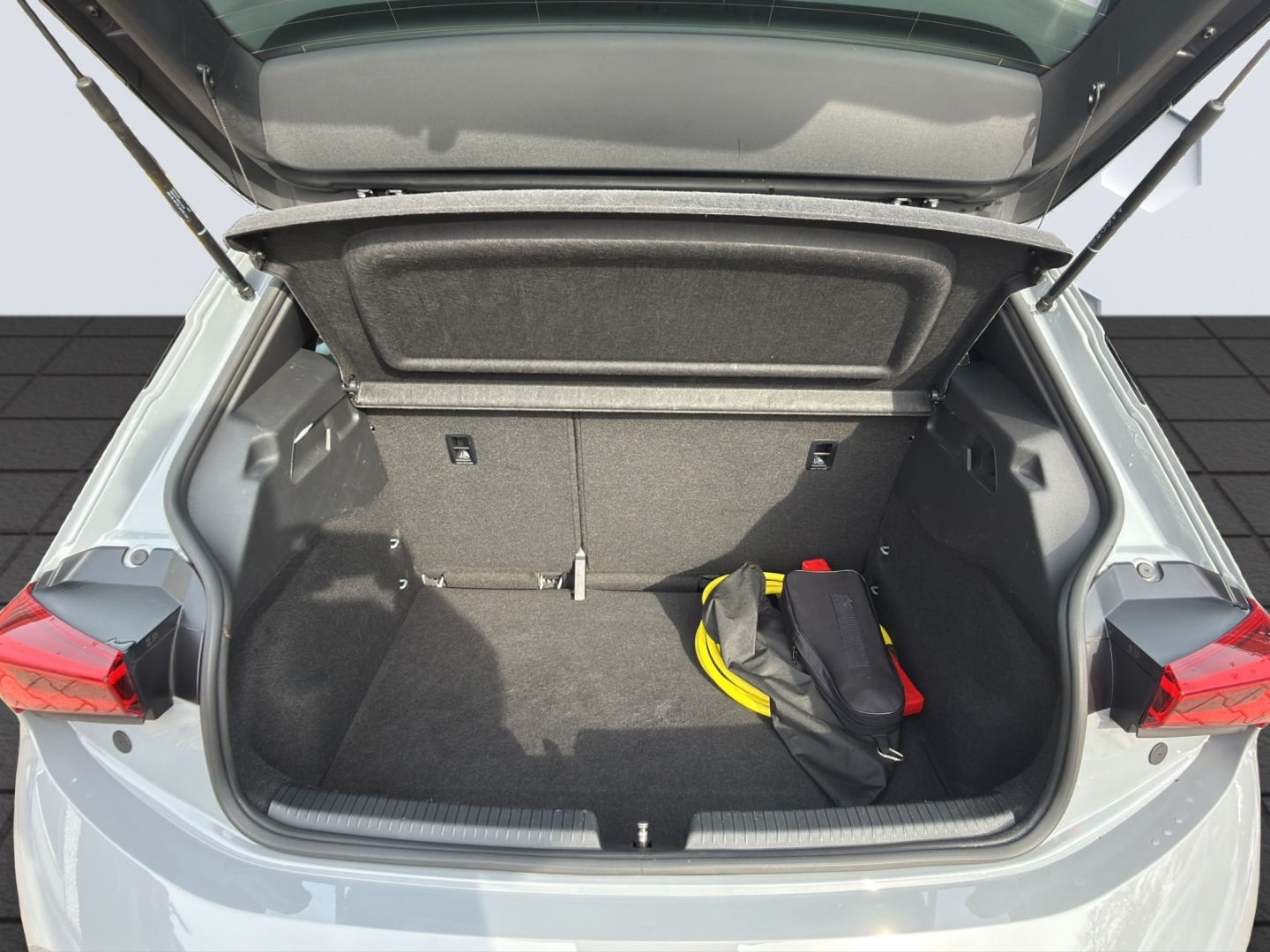 Born 150kW LED PDC Sitzheizung Klima DAB+