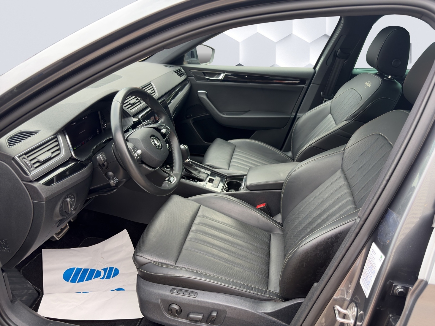Superb L&K 2.0TDI 147kW DSG 4x4 AHZV MatrixLED PanoDach ACC ParkAssist 360°Kamera Sitzheizung Standheizung