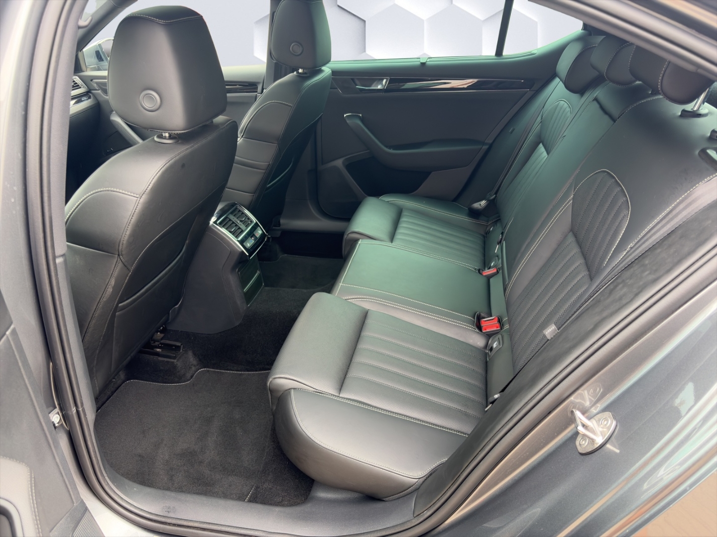 Superb L&K 2.0TDI 147kW DSG 4x4 AHZV MatrixLED PanoDach ACC ParkAssist 360°Kamera Sitzheizung Standheizung