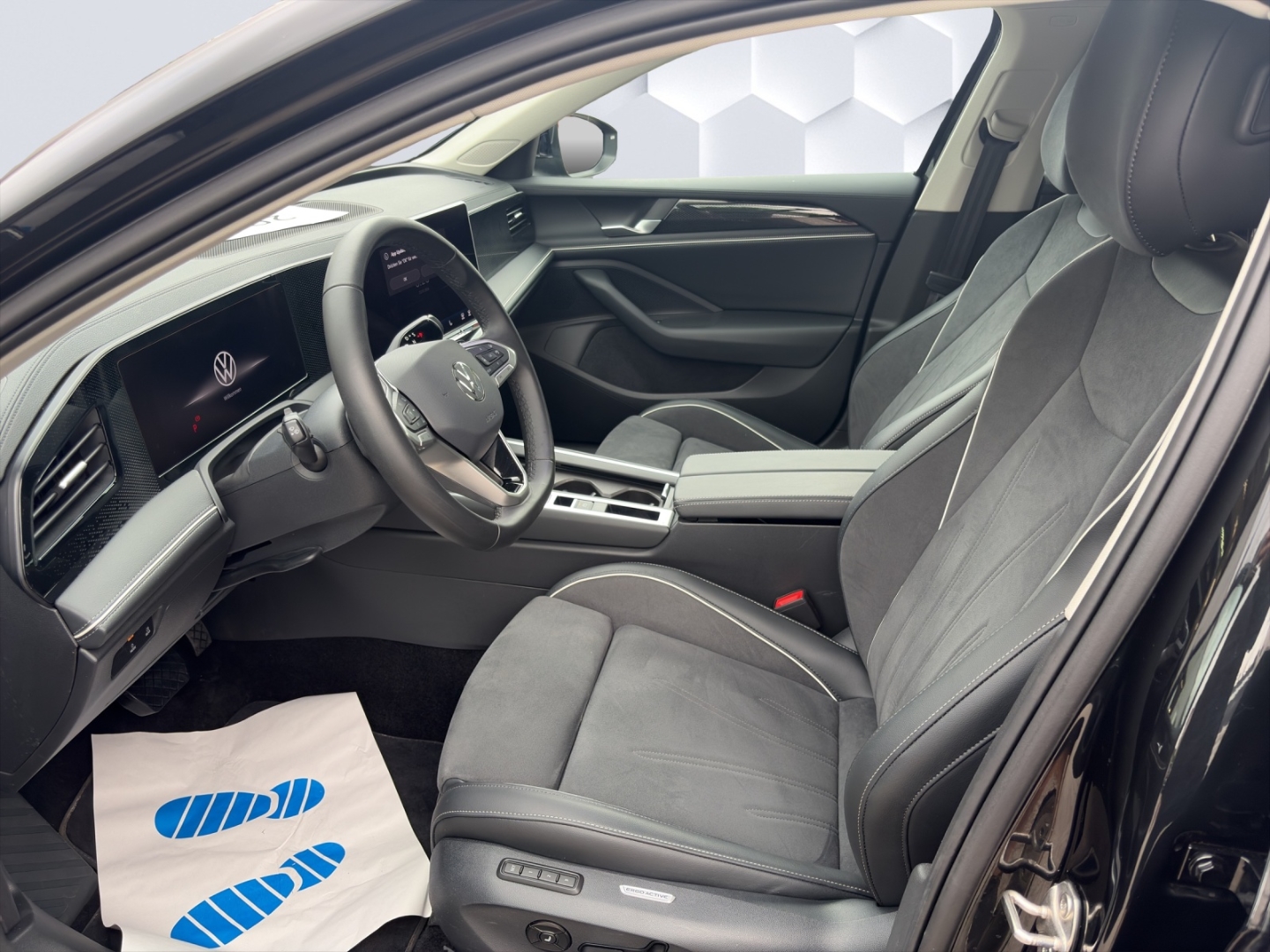 Passat Business 1.5eTSI 110kW DSG AHZV LED GJR ACC 360°Kamera Sitzheizung