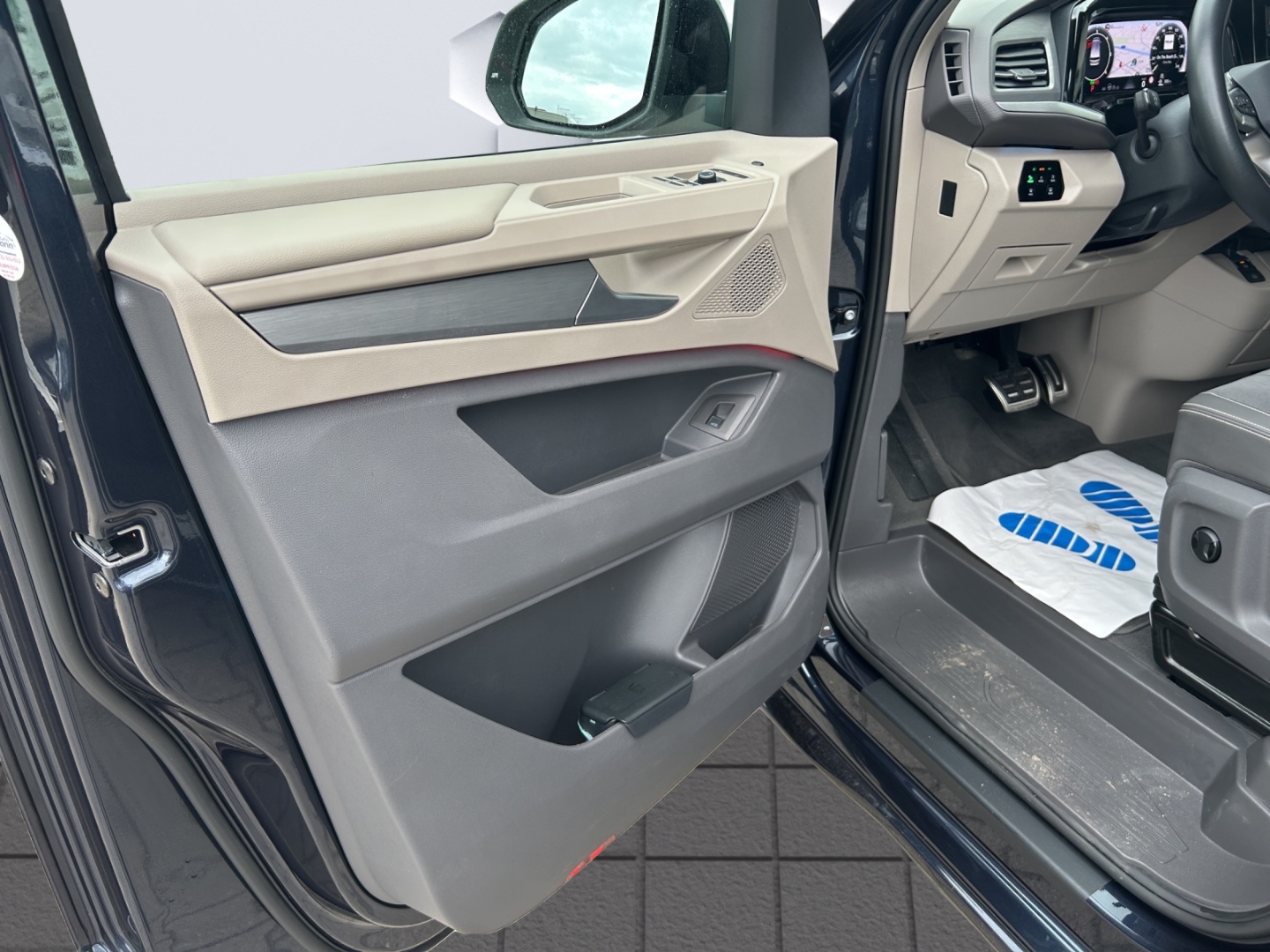 T7 Multivan Life LÜ 2.0TDI 110kW DSG AHK-klappbar Navi Digitales Cockpit LED Blendfreies Fernl.