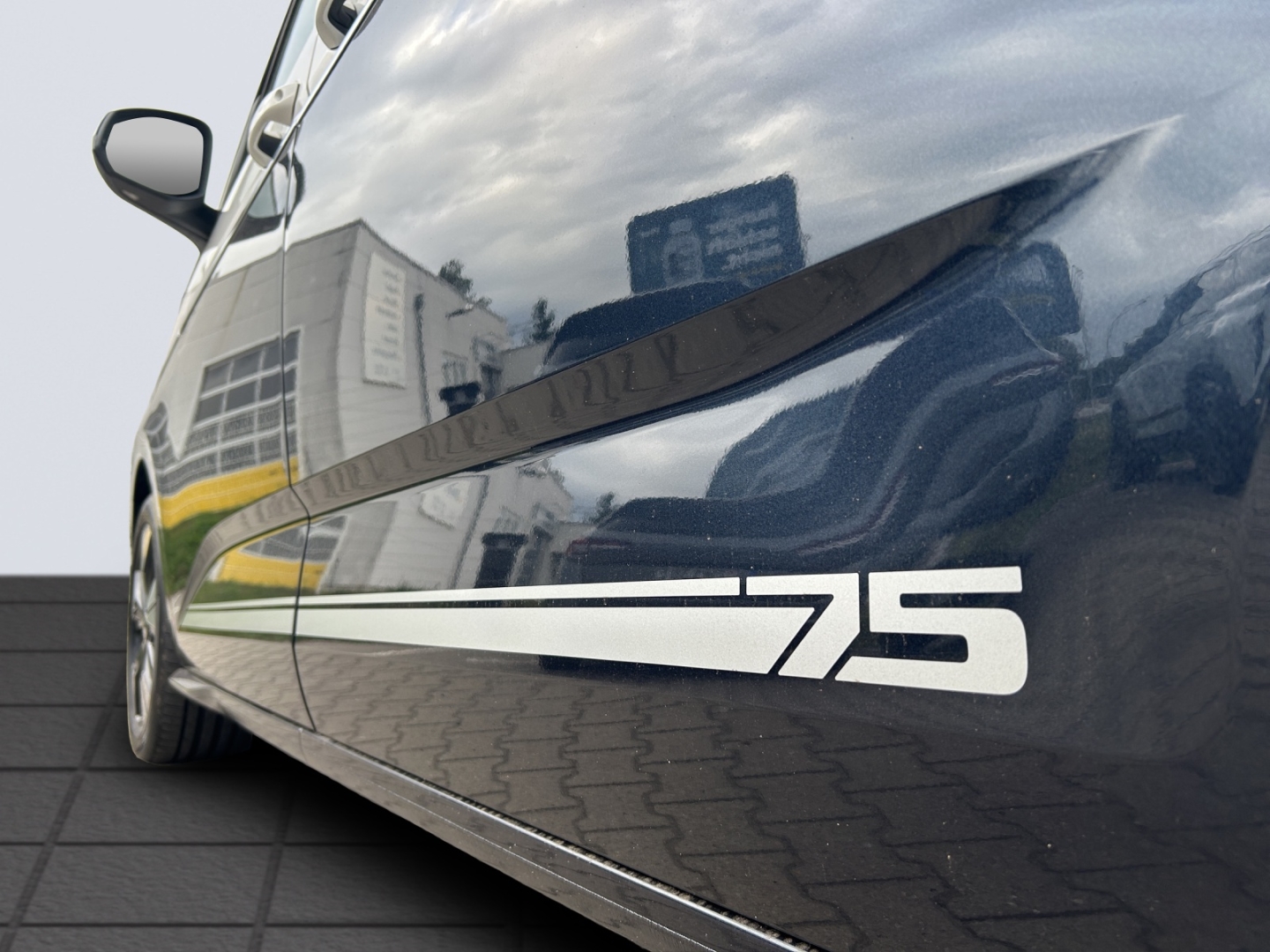 T7 Multivan Life LÜ 2.0TDI 110kW DSG AHK-klappbar Navi Digitales Cockpit LED Blendfreies Fernl.