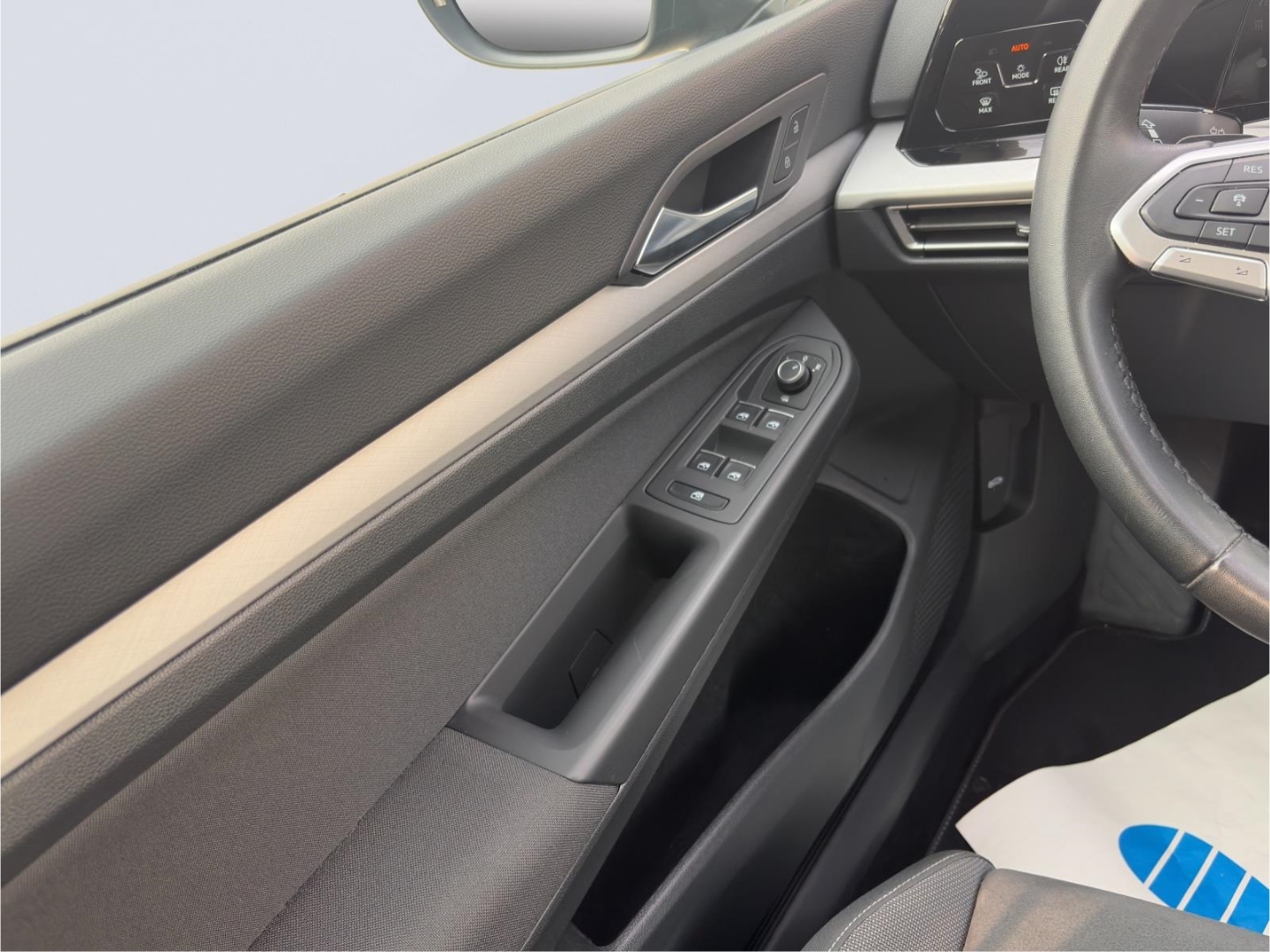 Golf VIII 1.0eTSI DSG Life AHZV MatrixLED PanoDach ACC Rückfahrkamera Sitzheizung