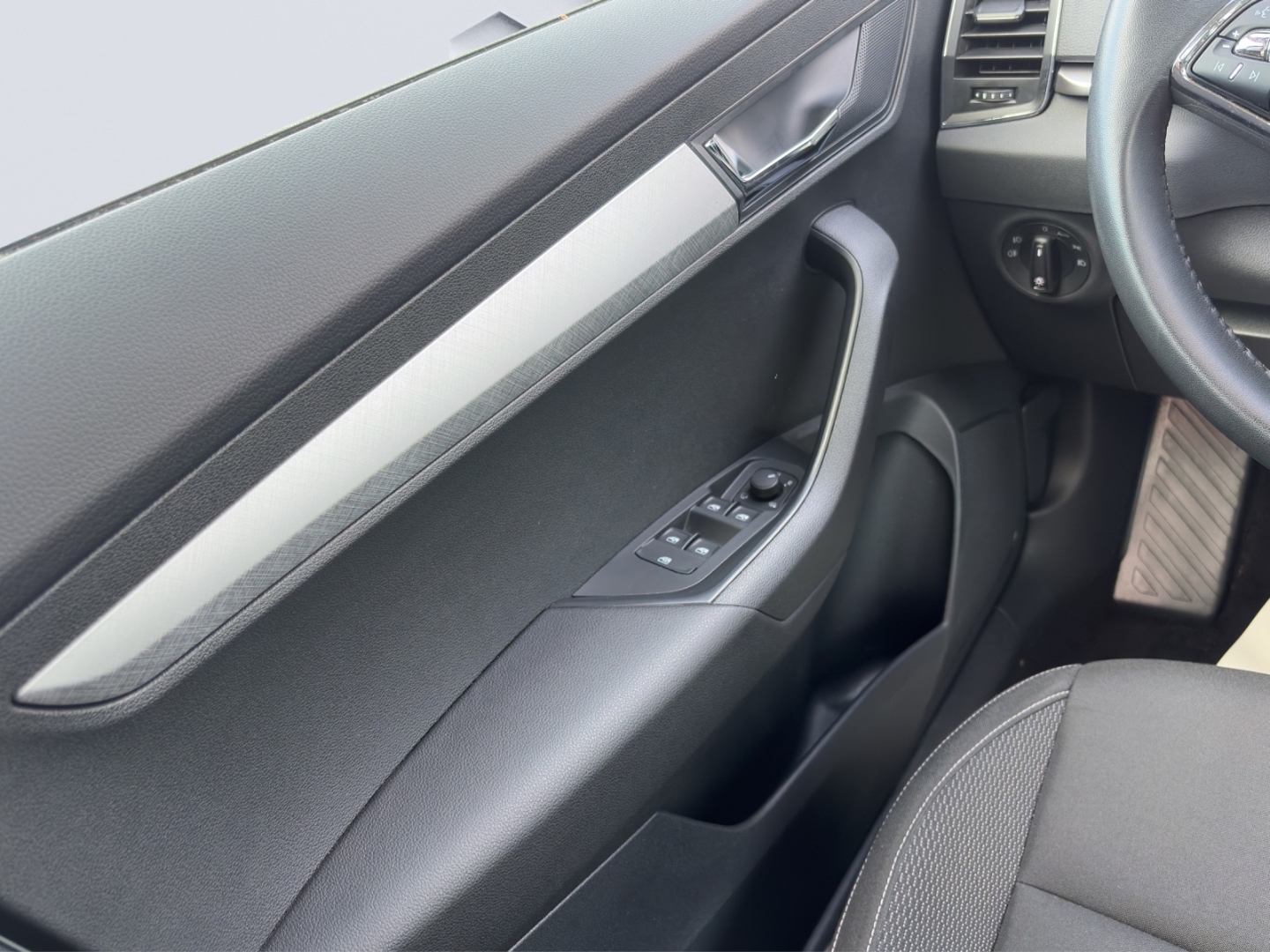 Karoq Ambition 1.5TSI DSG LED PDC Sitzheizung Standheizung