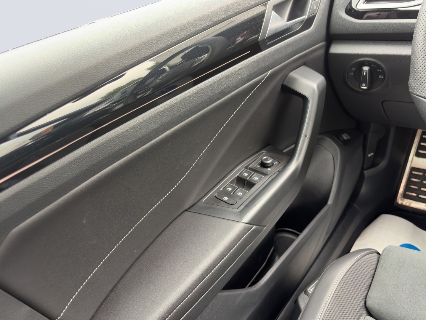 T-Roc R-Line 2.0TSI 140kW 4M DSG MatrixLED PanoDach ACC Rückfahrkamera ParkAssist Sitzheizung