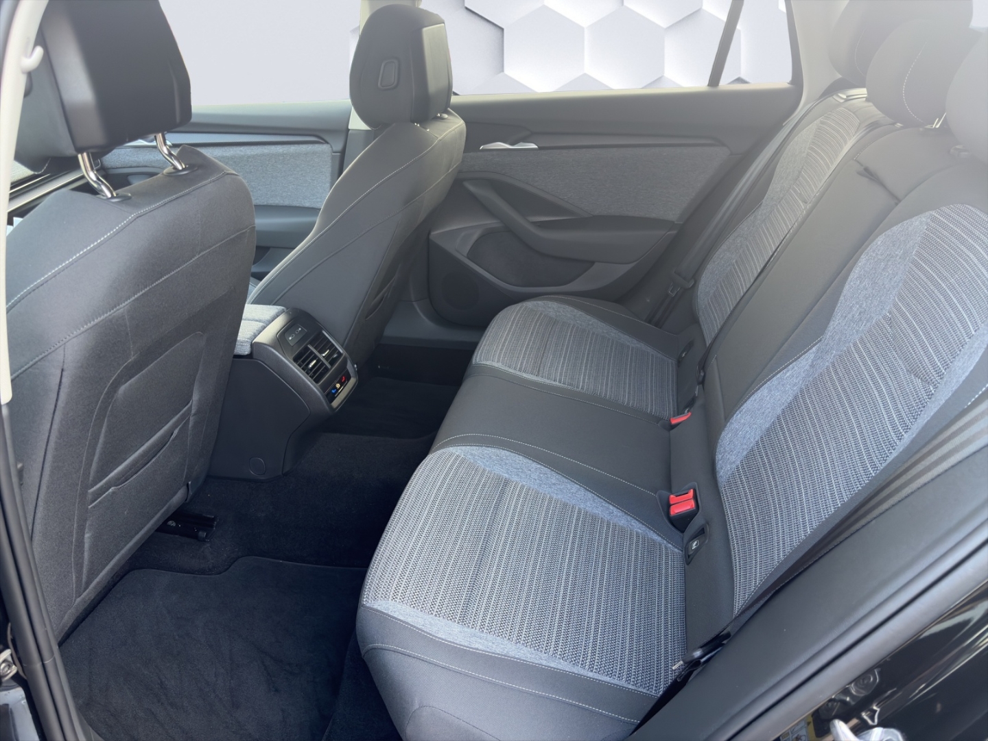 Superb Combi Selection 2.0TDI 110kW DSG AHZV MatrixLED GJR ACC Rückfahrkamera Sitzheizung