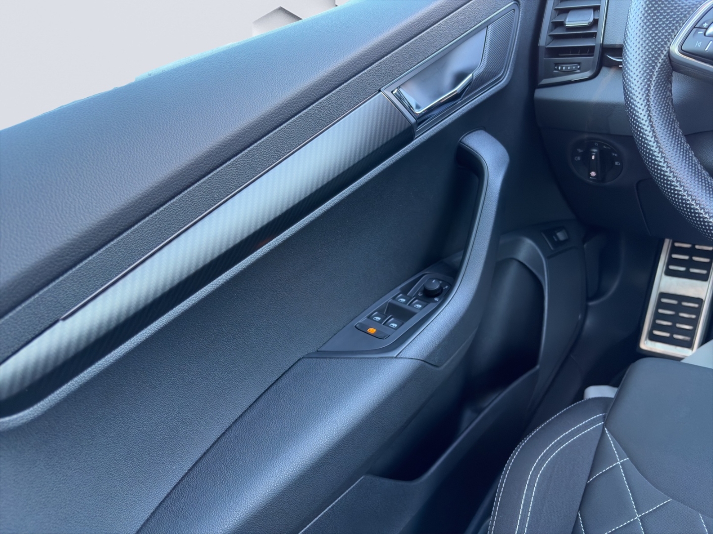 Karoq Sportline 1.5TSI 110kW DSG MatrixLED PanoDach DCC Rückfahrkamera Sitzheizung Standheizung