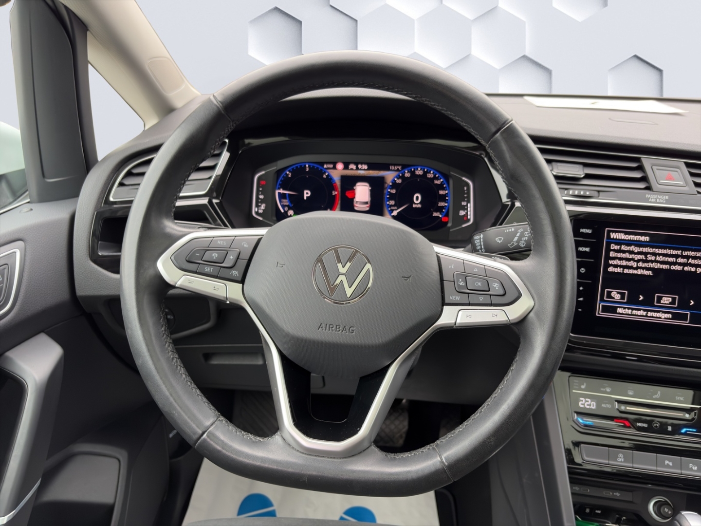 Touran Highline 2.0TDI 110kW DSG AHZV LED PanoDach ACC Rückfahrkamera TrailerAssist Standheizung