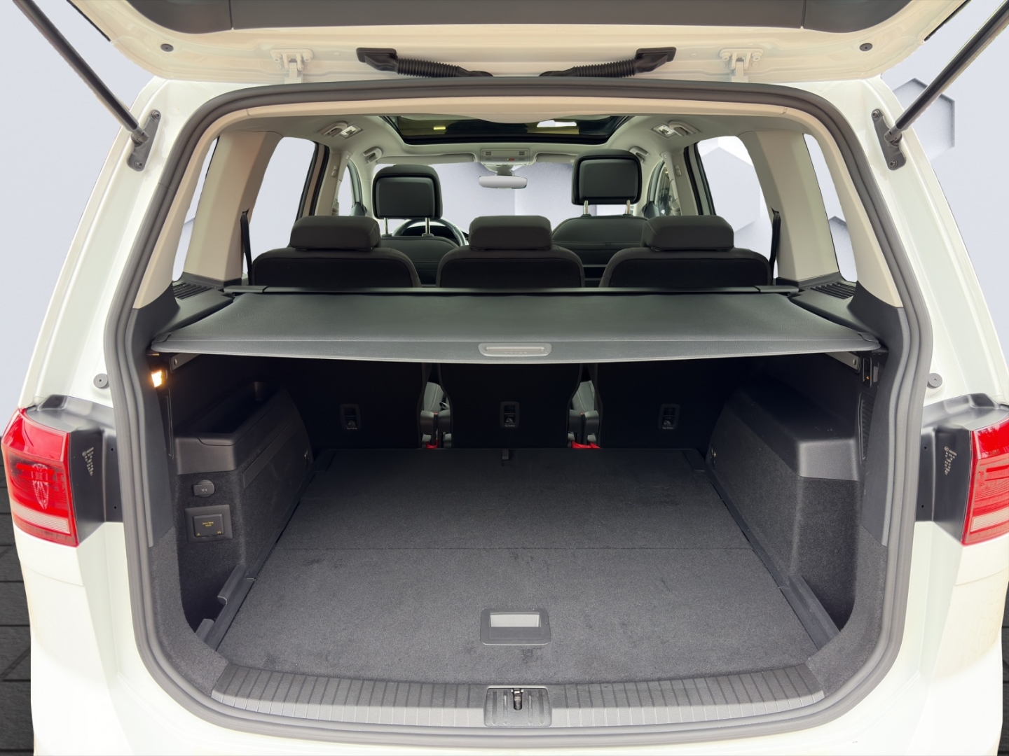 Touran Highline 2.0TDI 110kW DSG AHZV LED PanoDach ACC Rückfahrkamera TrailerAssist Standheizung