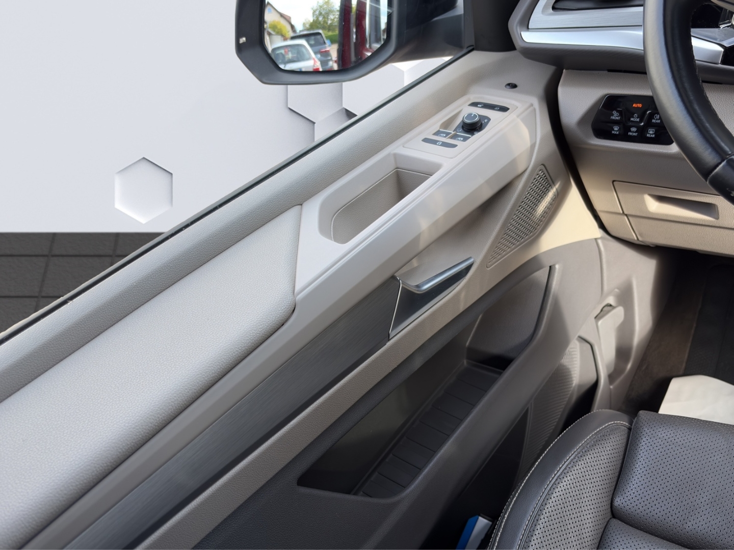 T7 Multivan Life LÜ 2.0TSI 150kW DSG AHZV MatrixLED PanDach HuD GJR ACC Rückfahrkamera Sitzheizung