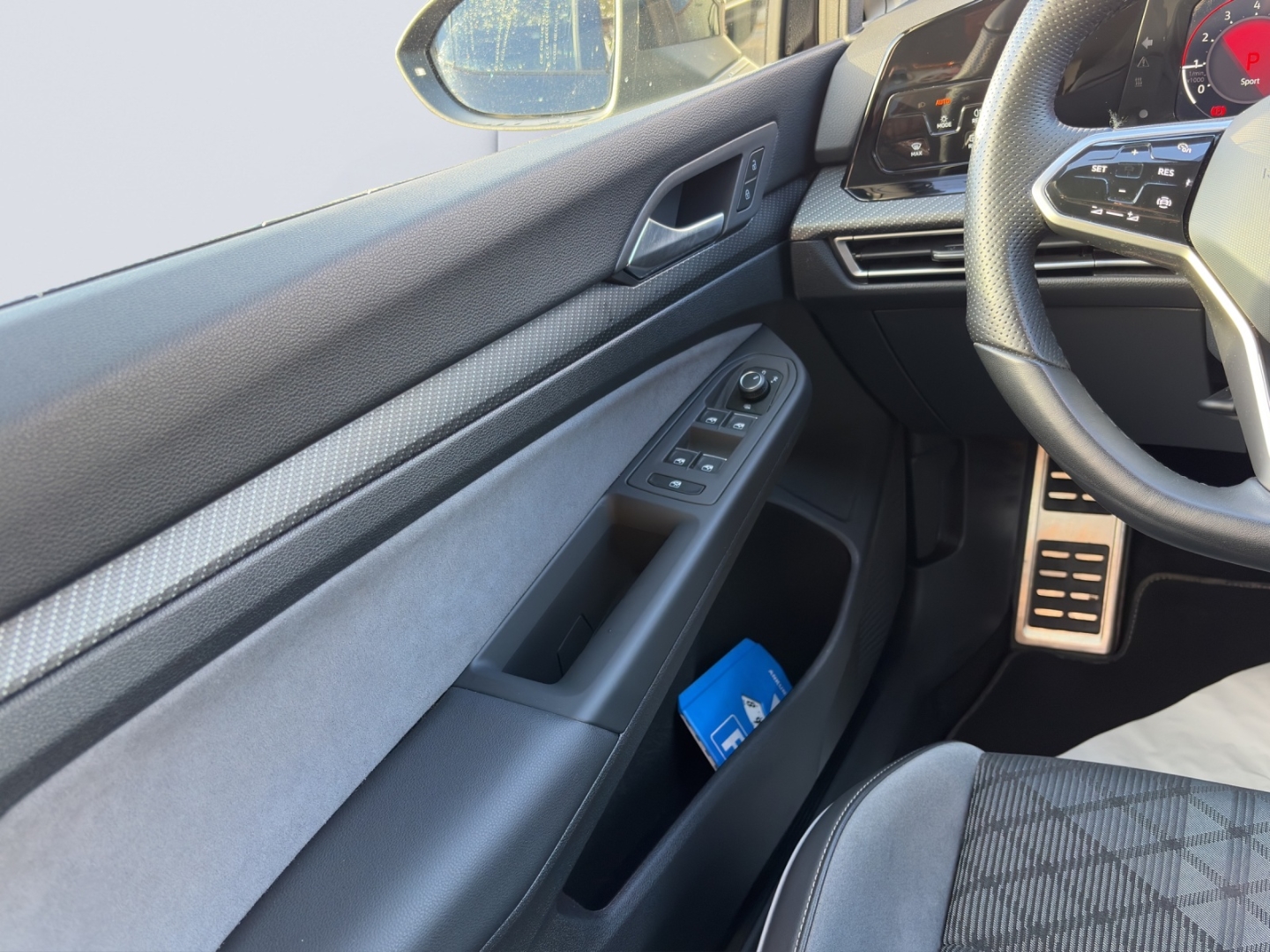 Golf VIII R-Line 1.5eTSI 96kW DSG LED Rückfahrkamera Sitzheizung App-Connect