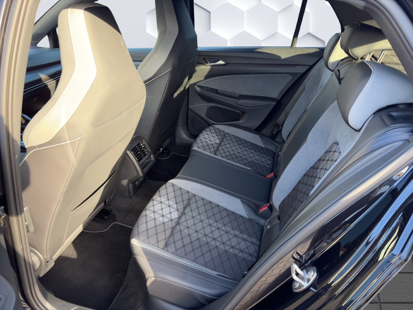 Golf VIII R-Line 1.5eTSI 96kW DSG LED Rückfahrkamera Sitzheizung App-Connect