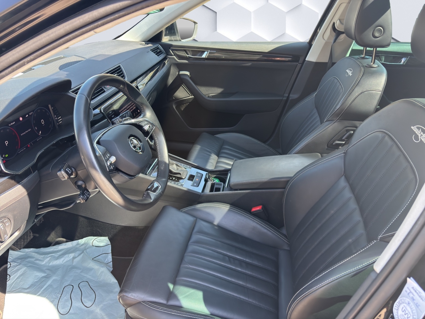 Superb Combi L&K 2.0TDI 147kW AHZV MatrixLED PanoDach ACC Sitzheizung