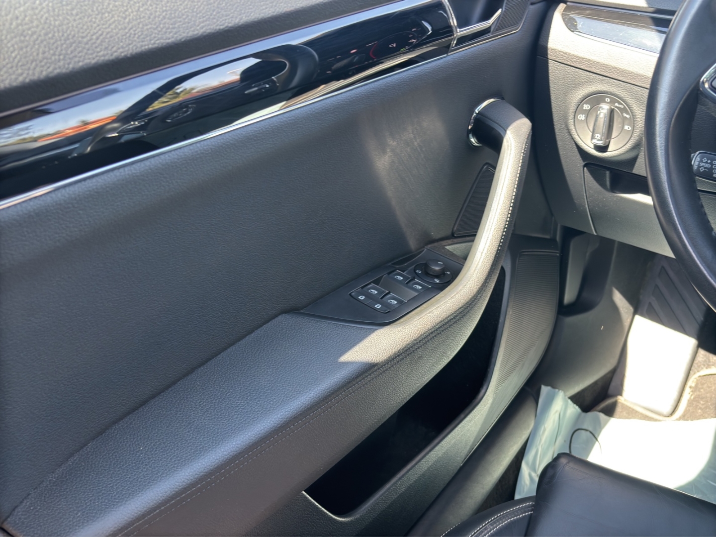 Superb Combi L&K 2.0TDI 147kW AHZV MatrixLED PanoDach ACC Sitzheizung