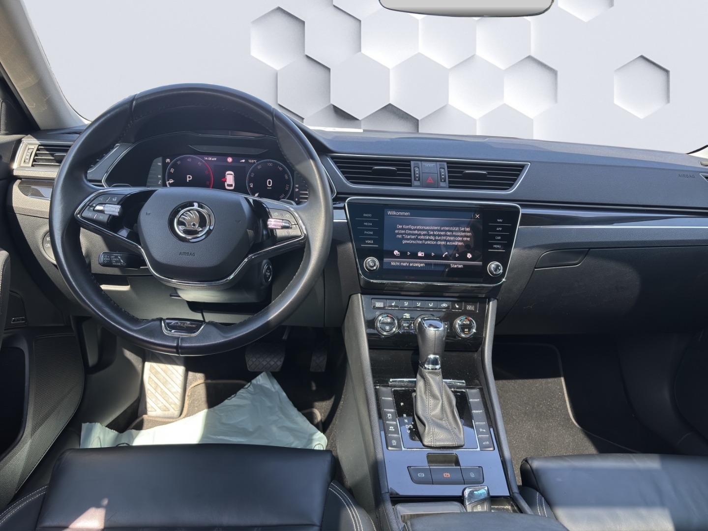 Superb Combi L&K 2.0TDI 147kW AHZV MatrixLED PanoDach ACC Sitzheizung