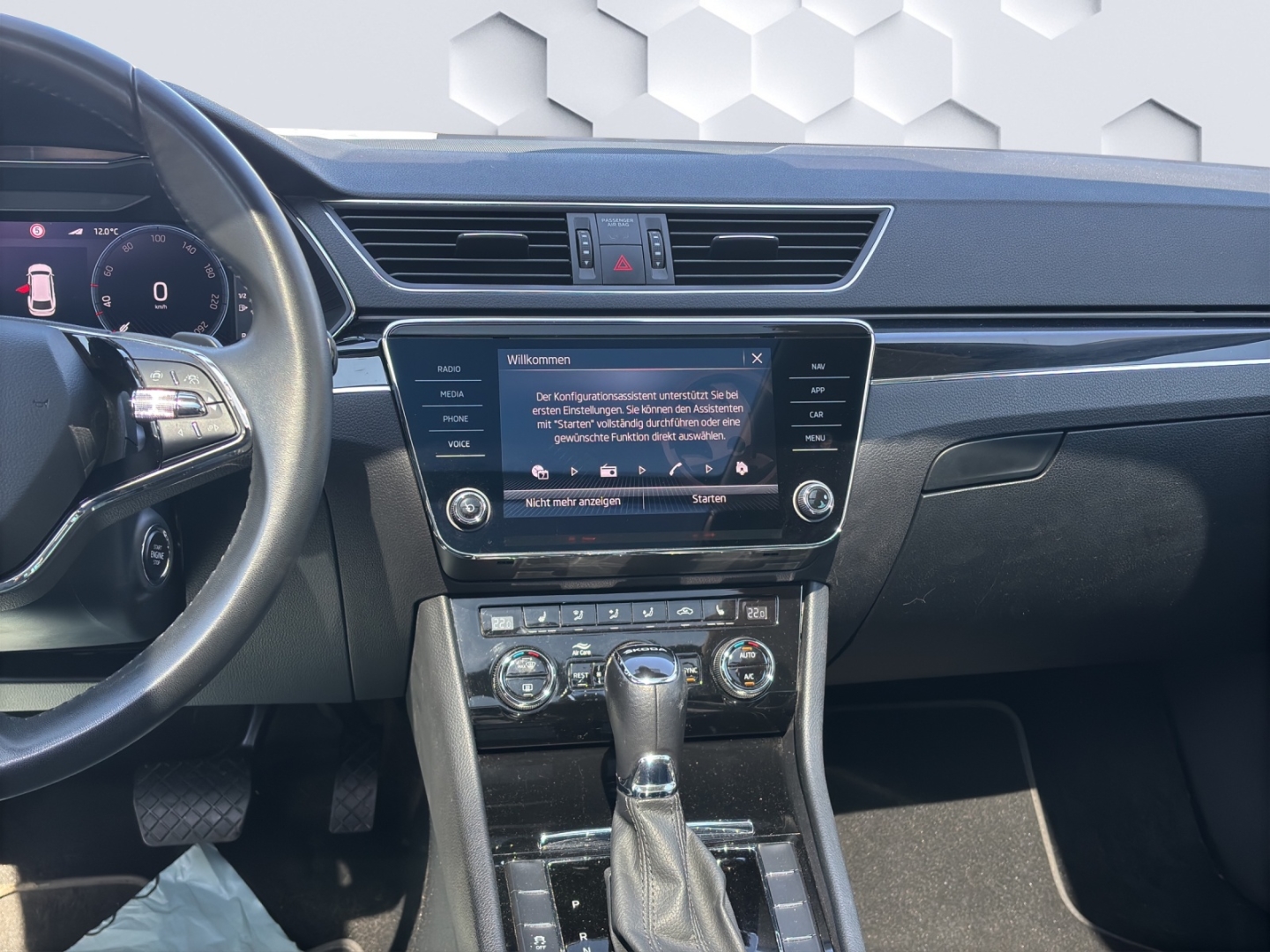 Superb Combi L&K 2.0TDI 147kW AHZV MatrixLED PanoDach ACC Sitzheizung