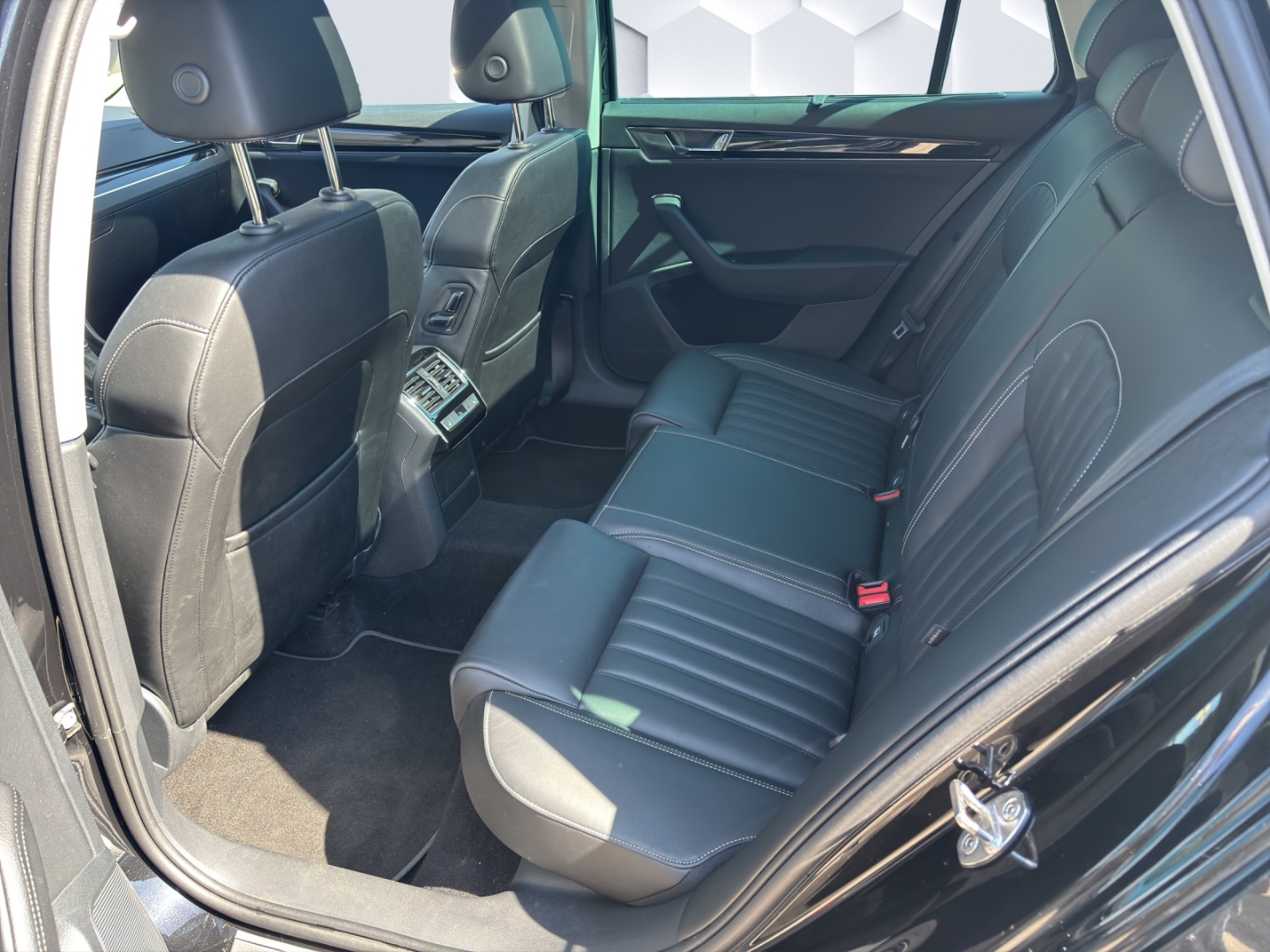 Superb Combi L&K 2.0TDI 147kW AHZV MatrixLED PanoDach ACC Sitzheizung