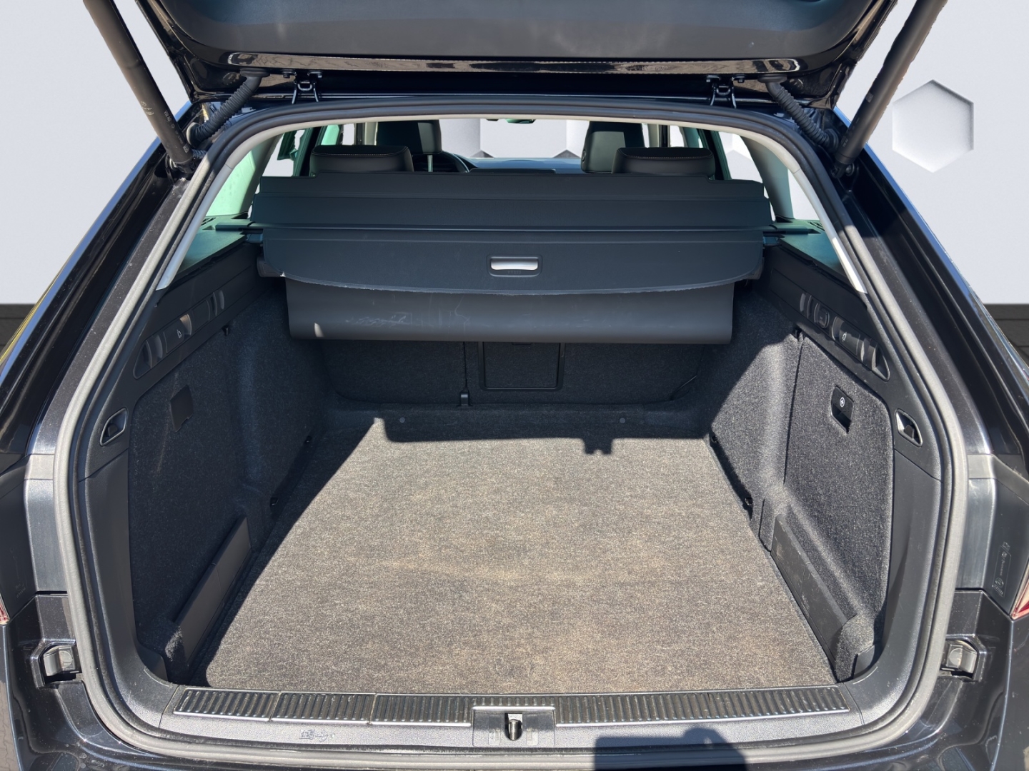 Superb Combi L&K 2.0TDI 147kW AHZV MatrixLED PanoDach ACC Sitzheizung