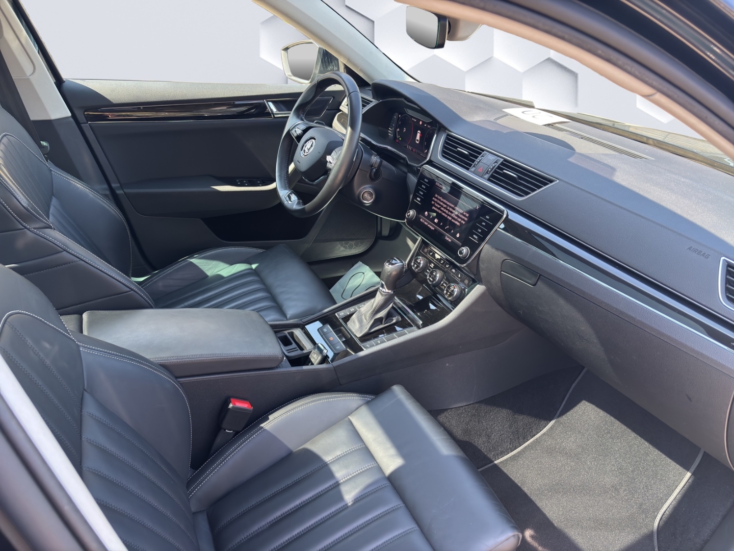 Superb Combi L&K 2.0TDI 147kW AHZV MatrixLED PanoDach ACC Sitzheizung