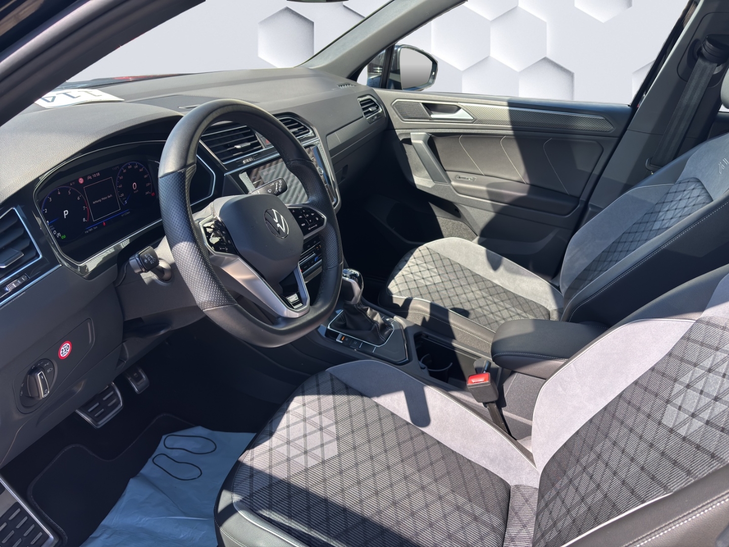 Tiguan R-Line 1.5TSI 110kW AHZV LED ACC ParkAssist Sitzheizung