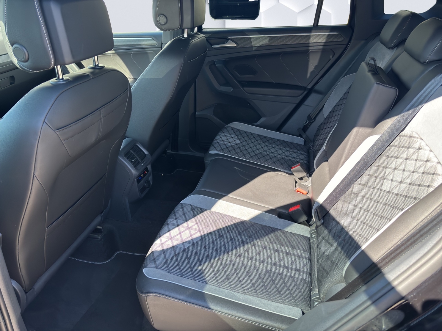 Tiguan R-Line 1.5TSI 110kW AHZV LED ACC ParkAssist Sitzheizung