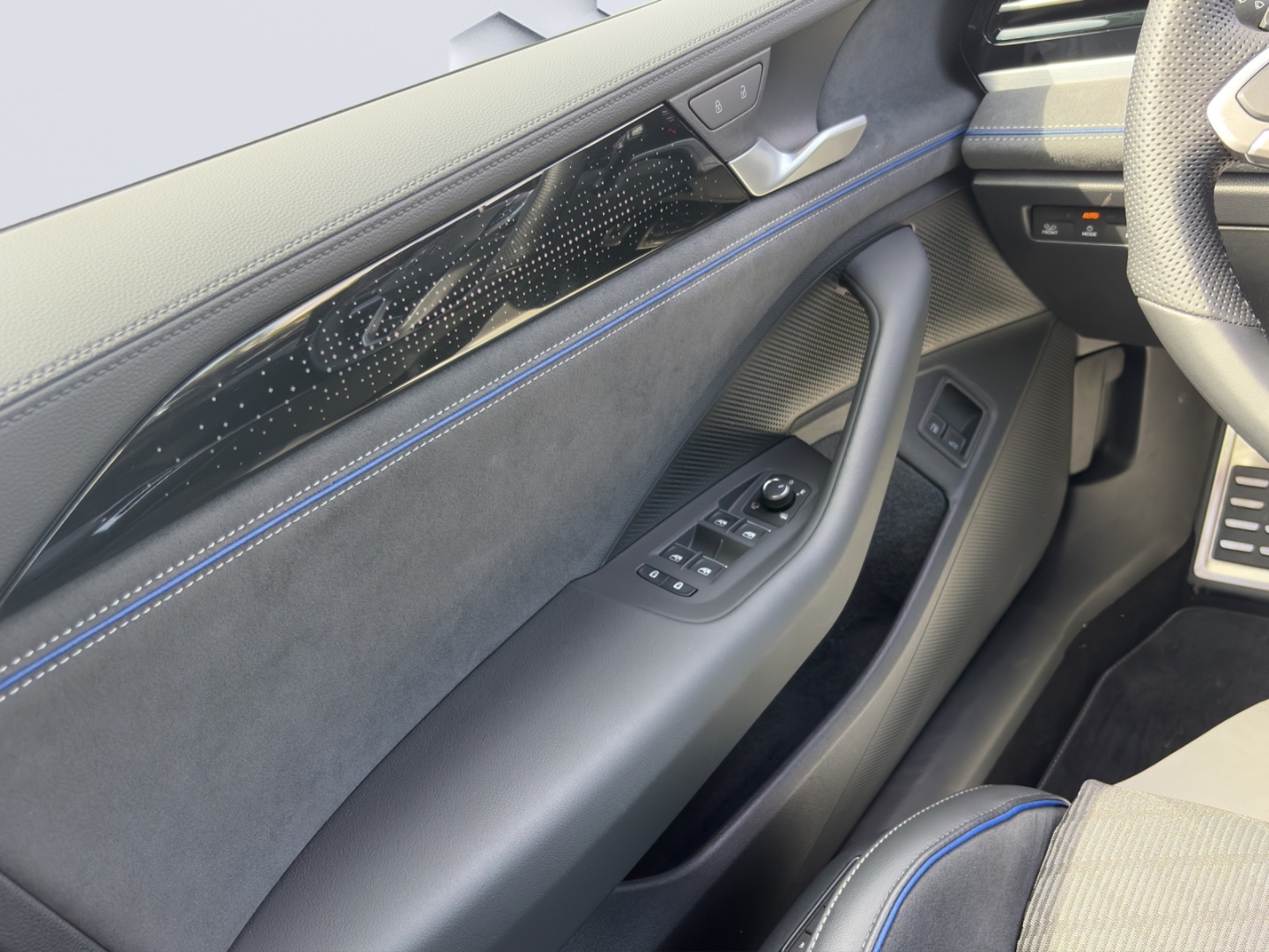 Passat Variant R-Line 1.5TSI eHybrid 130kW DSG AHZV MatrixLED HuD 360°Kamera ParkAssist ACC Sitzheizung