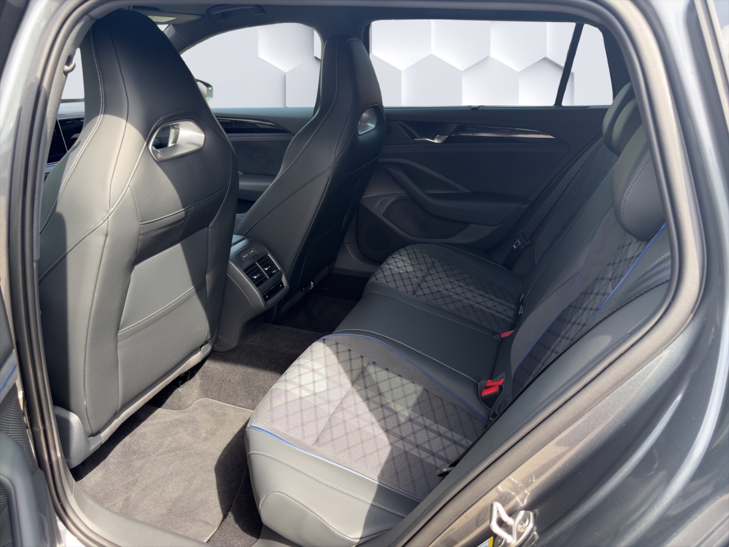 Passat Variant R-Line 1.5TSI eHybrid 130kW DSG AHZV MatrixLED HuD 360°Kamera ParkAssist ACC Sitzheizung