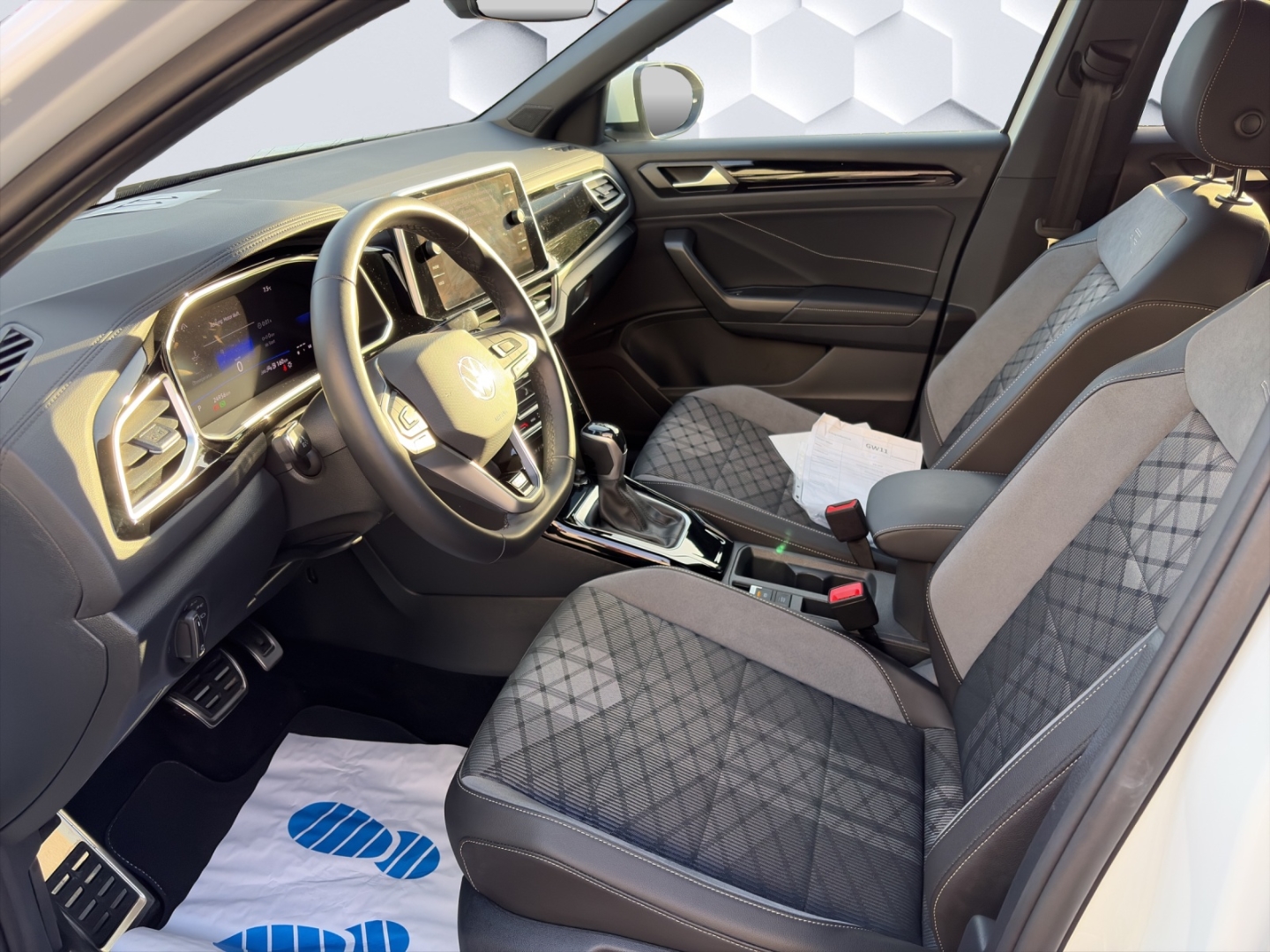 T-Roc R-Line 1.5TSI 110kW DSG AHZV LED GJR ACC Rückfahrkamera ParkAssist Sitzheizung
