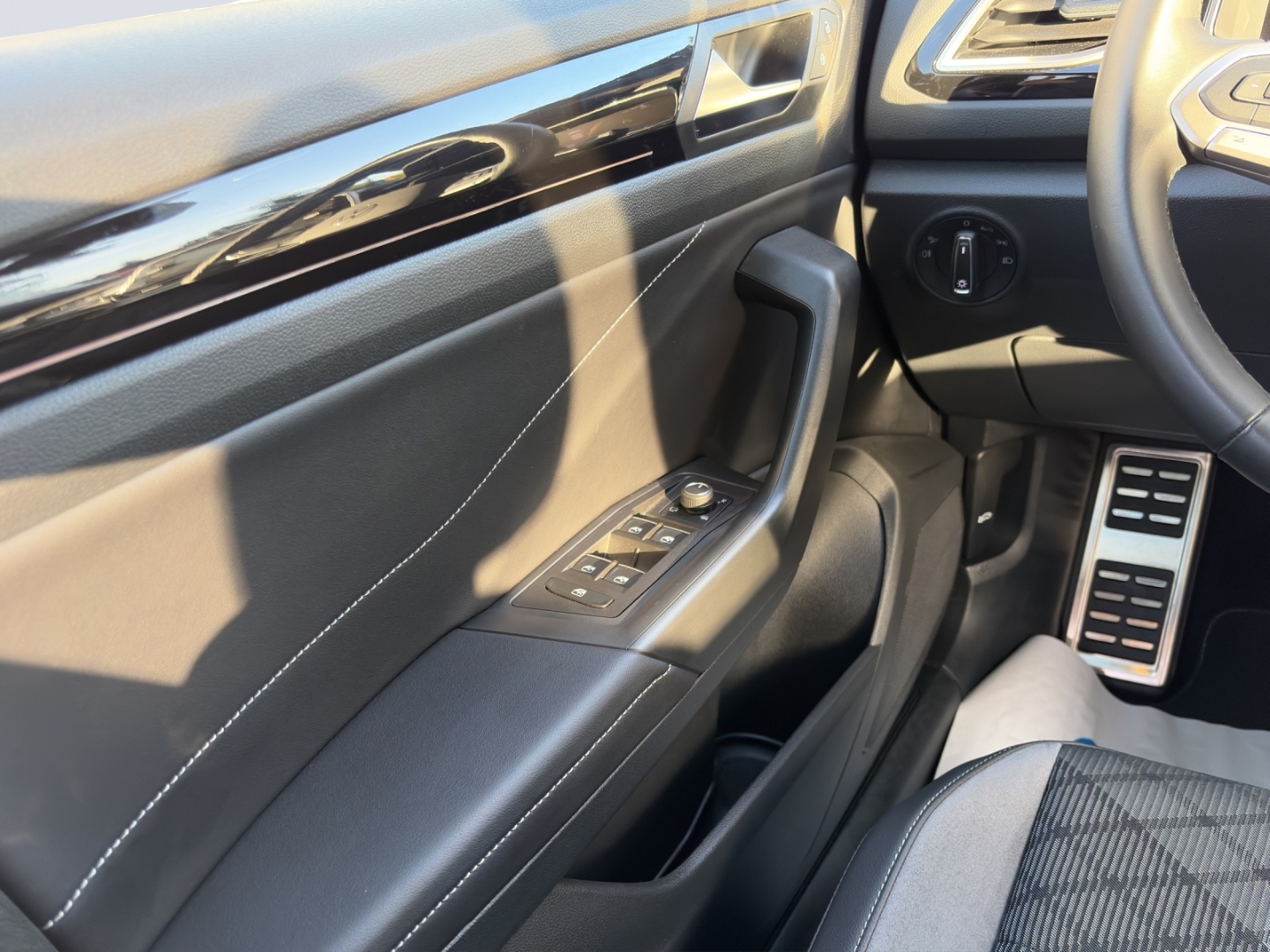 T-Roc R-Line 1.5TSI 110kW DSG AHZV LED GJR ACC Rückfahrkamera ParkAssist Sitzheizung