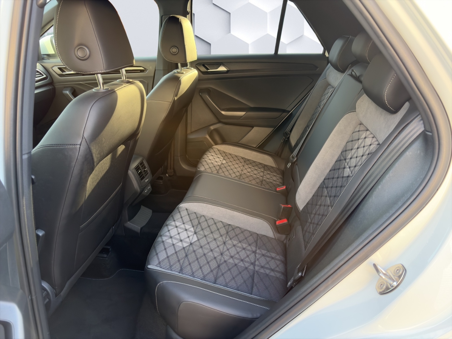 T-Roc R-Line 1.5TSI 110kW DSG AHZV LED GJR ACC Rückfahrkamera ParkAssist Sitzheizung