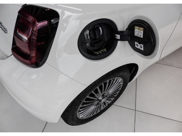 500e Icon Klimaautomatik Carplay/Android Kamera MJ2025