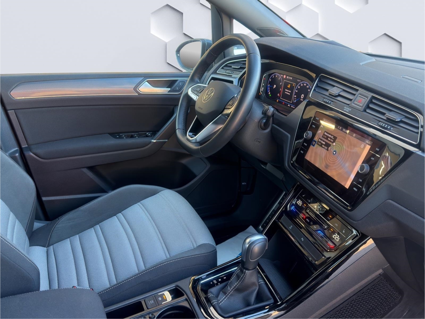 Touran BMT Start-Stopp Highline 1.5TSI AHZV LED PDC ACC Rückfahrkamera Sitzheizung