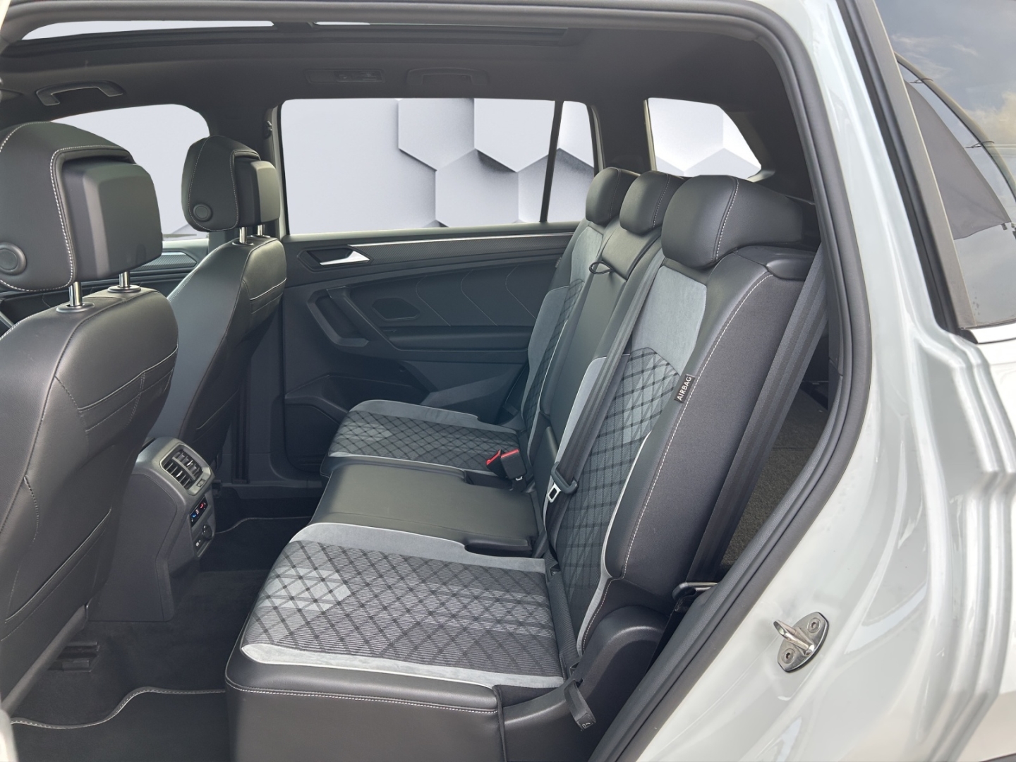 Tiguan Allspace 4Motion R-Line 2.0 TSI DSG AHZV PanoDach HuD ACC Rückfahrkamera TrailerAssist Standheizung Sitzheizun