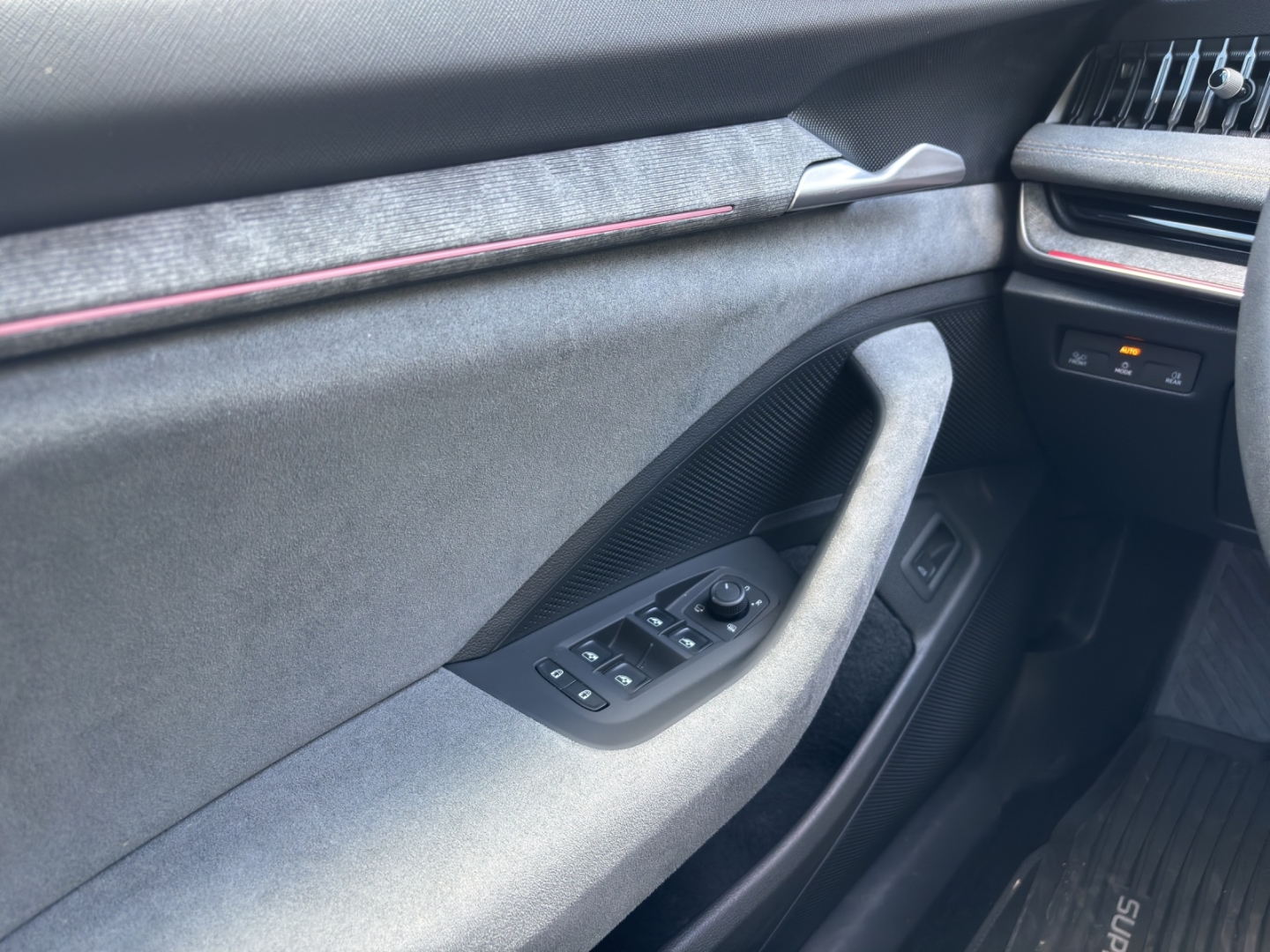 Superb Combi Selection 1.5 TSI 110KW DSG DCC AHZV Matrix-LED PDC Navi Rückfahrkamera