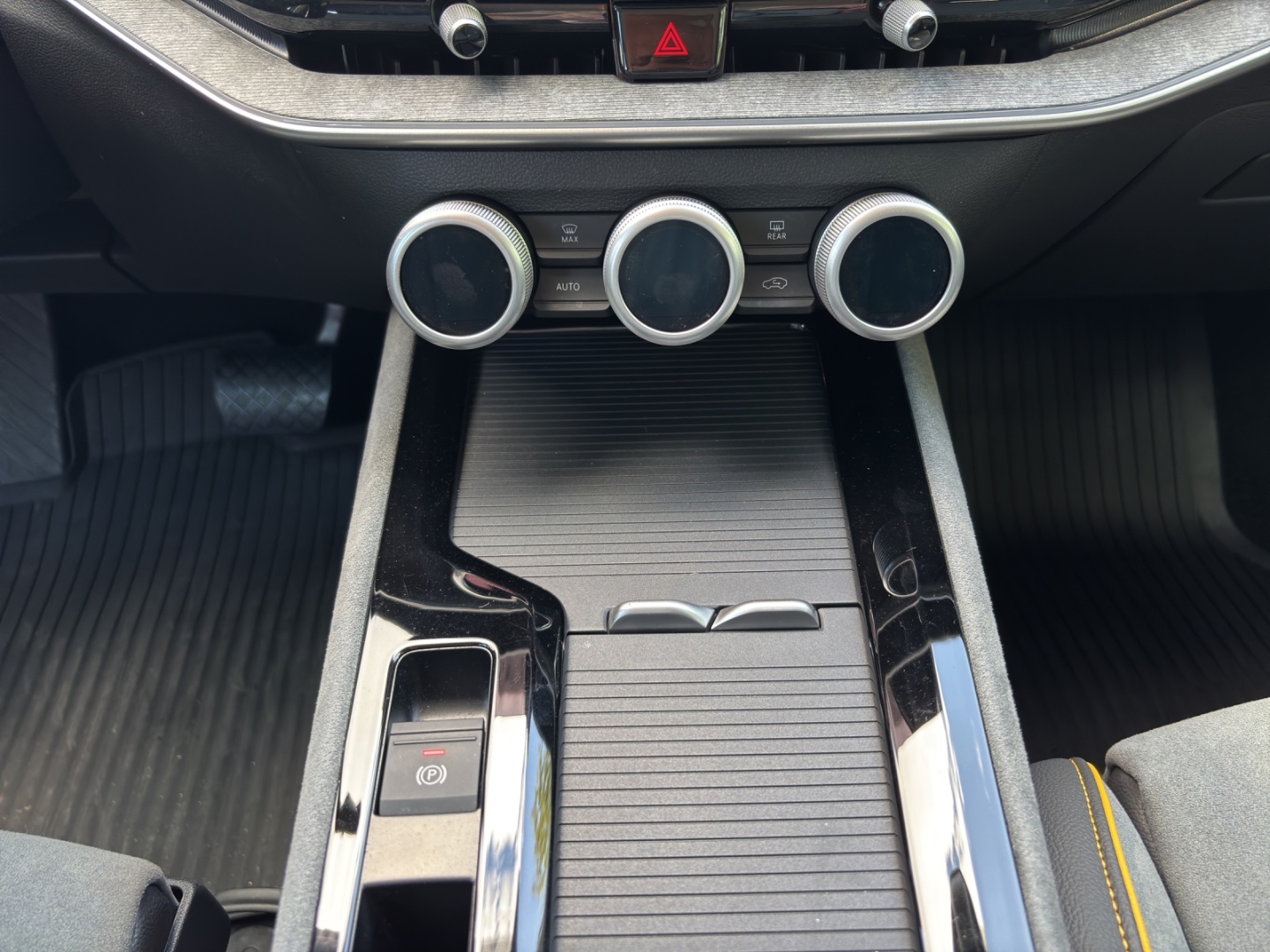 Superb Combi Selection 1.5 TSI 110KW DSG DCC AHZV Matrix-LED PDC Navi Rückfahrkamera